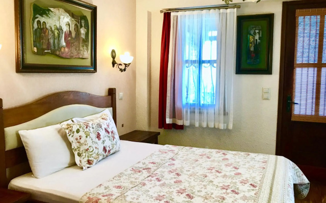 Ada Bacchus Hotel