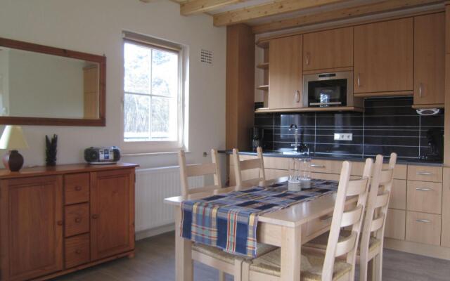 Lovely Cottage near Lake in Well