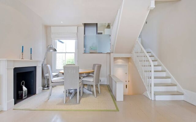 Bright & Spacious 2-bed Apt, 5 Mins From Tube