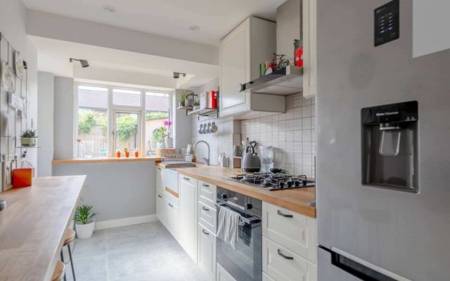 Modern & Spacious 3BD House - Canning Town