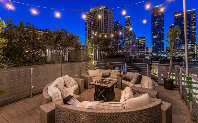 Stylish 2br/2ba At HWH by Oneluxstay