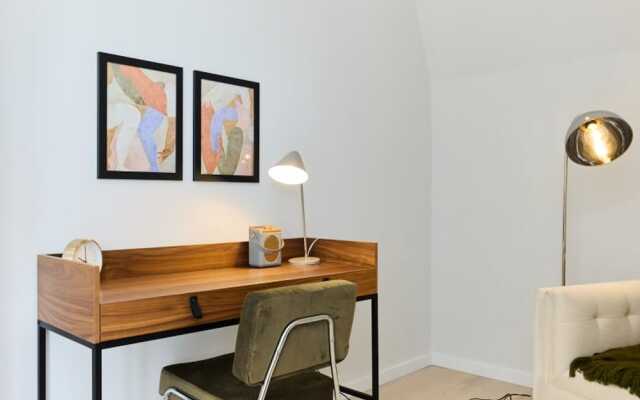 The Brondesbury Hideaway - Stylish 3bdr Flat With Balcony Parking