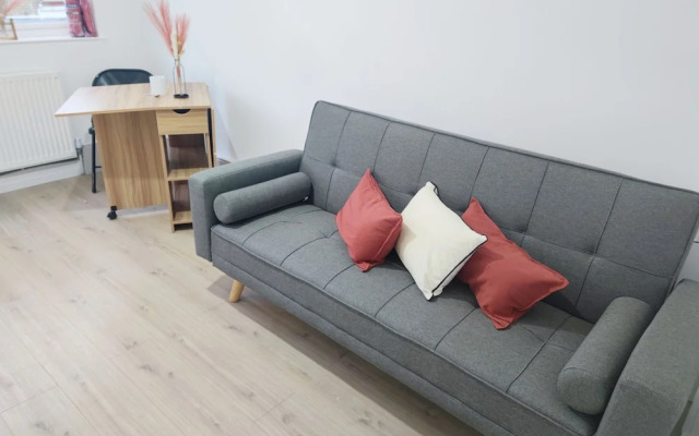 2-bed Flat Near Park in Central London