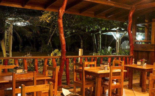 Hotel La Isla Inn