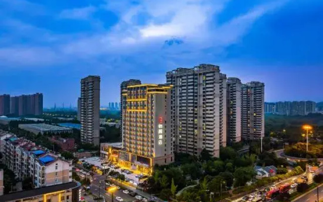 Yicheng Hotel (Luoyang Longmen High-speed Railway Station University Town)