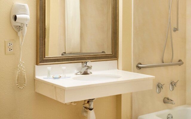 Travelodge by Wyndham Sturgis