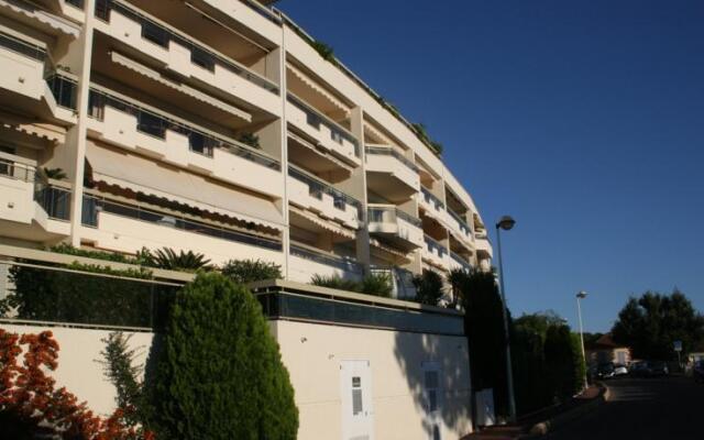 Cannes Golf Apartment