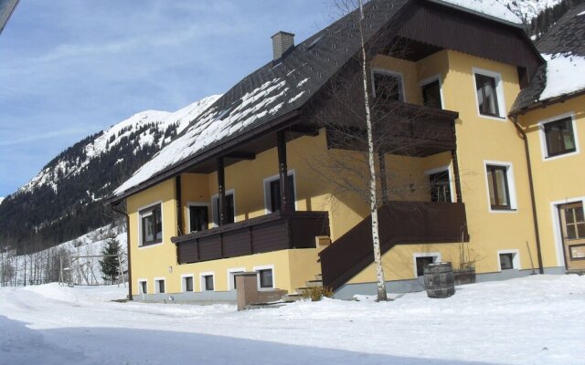 Spacious Cottage Near Ski Area In Pusterwald