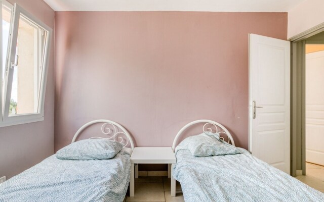 Luxury Villa in Aigne with Swimming Pool