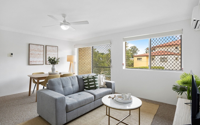 Spacious 2-bed Apartment Near City Centre