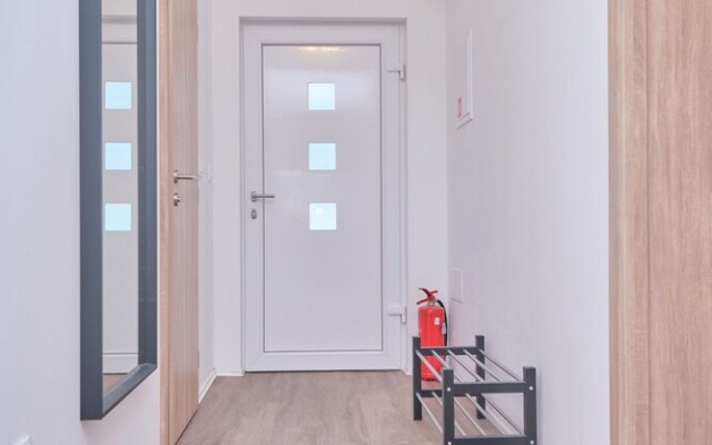 Queen's Lodge Mastrinka by Litto