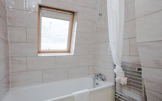 Top Floor Studio Next to Clapham Junction Station