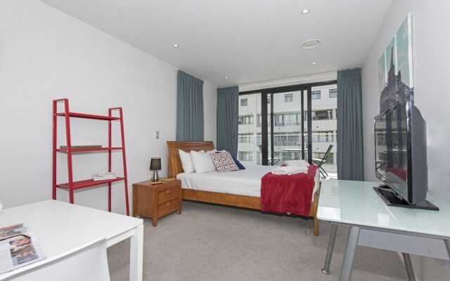 Colourful Bright Studio, Queens Resid, Pool & Gym!