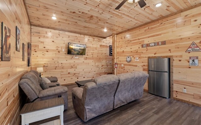 Smokey Treats 5 Bedroom Cabin by RedAwning