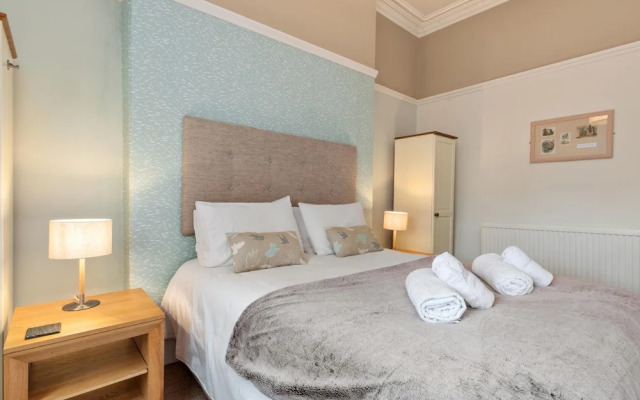 Spinnaker - Close to Town Sea Views