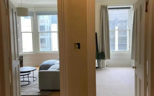 Modern 2 Bedroom Apartment in Edinburgh