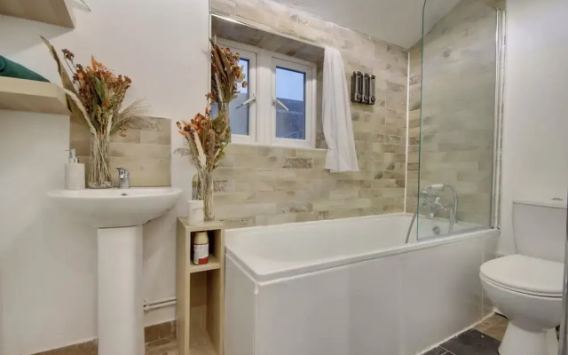 Southsea 5 Bed House - Hot Tub-Sleeps 10