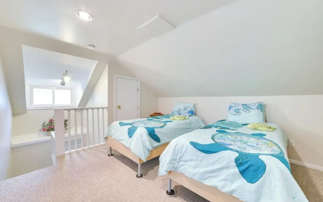 Walk to Lake Michigan: Pet-friendly Charlevoix Gem