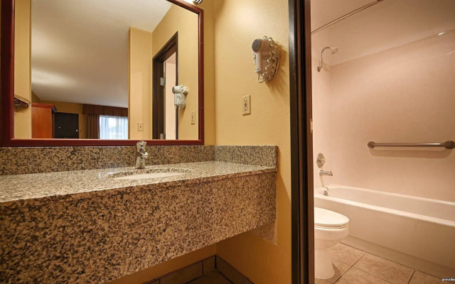 Oakridge Inn & Suites