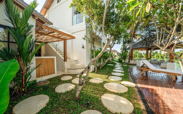Sarang Apartments by EVDEkimi - Rice field escape with Yoga lounge, Lush garden