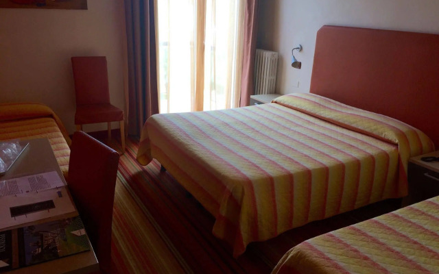 Hi Hotels Sirmione - Lakeview Pool
