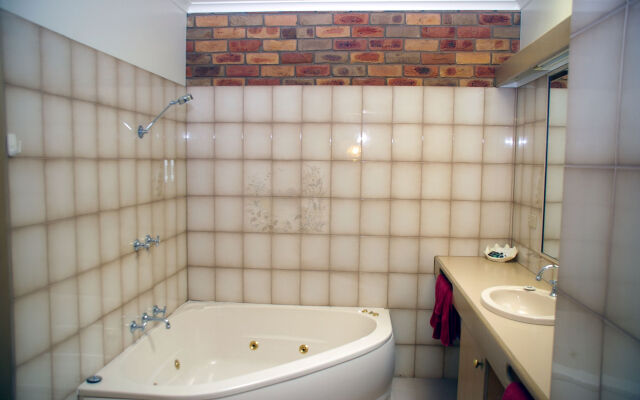 Pines Country Club Motor Inn