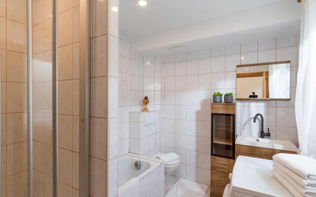 Large holiday home with mountain views and garden in Fügen