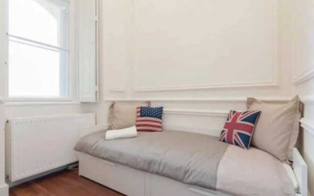 Luxury Art Deco Suite Close to Museum of Fine Arts