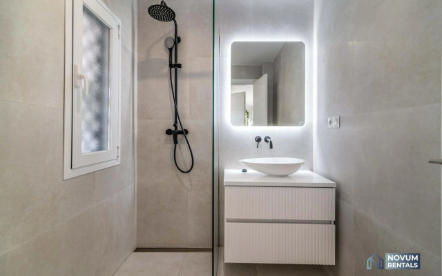 TOP RENOVATED 3-BDRM TOWNHOUSES with POOL, BBQ & ROOFTOP TERRACES