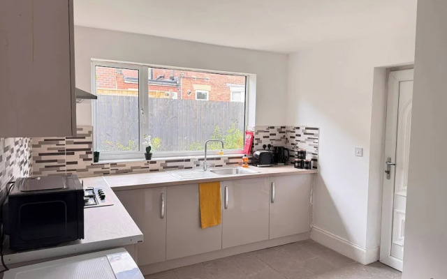 City Centre-4 Br-sleeps 7-garden-free Parking