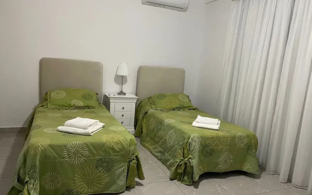 Townhouse With Pool 5 Minute Walk to Beach