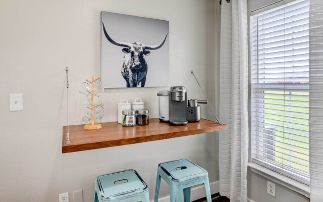 Walk to Beach: Charming Home w/ Deck in Galveston