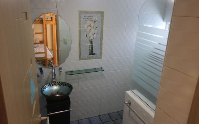 White Whale Guesthouse - Hostel