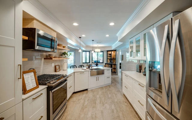 Bakersfield Oasis: Private Pool, Hot Tub & Patio!