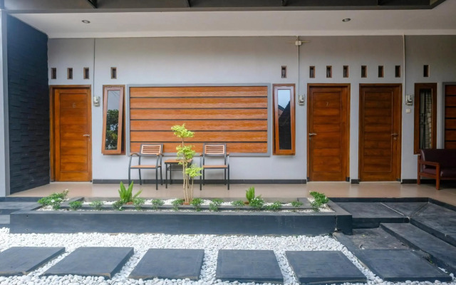 Super OYO 1226 Al Abror Homestay
