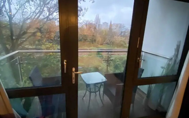Inviting 2BD Flat W/private Balcony - Battersea!
