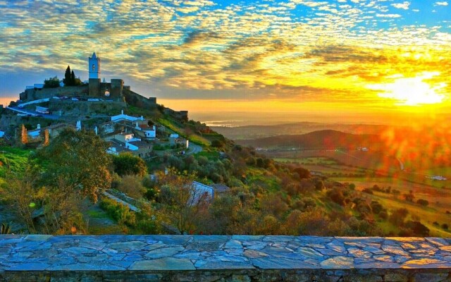 Lovely Bed House With one Room in Monsaraz Castle