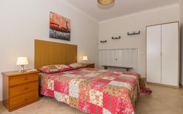 4 bedroom villa wi-fi and shared pool by ALGARVEMANTA