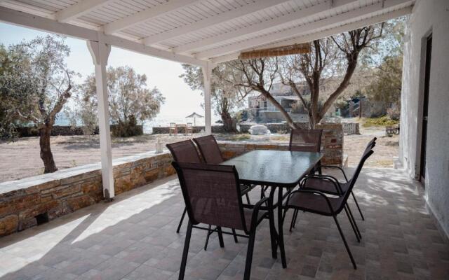 Beachfront bungalow in the area of Kampi, near Koundouros