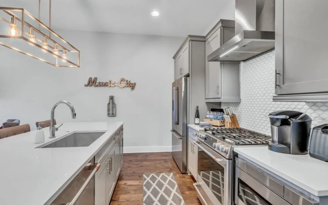 Luxury Townhome With Rooftop Deck Skyline Views