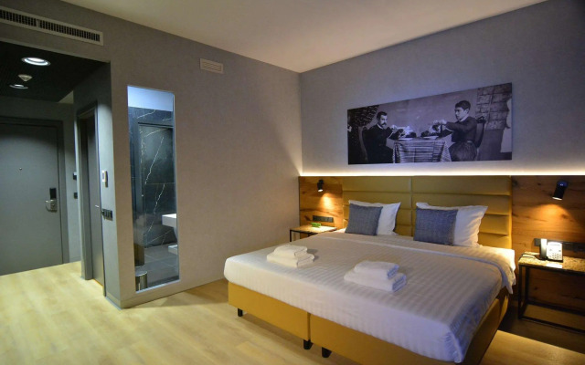 mk | hotel tirana