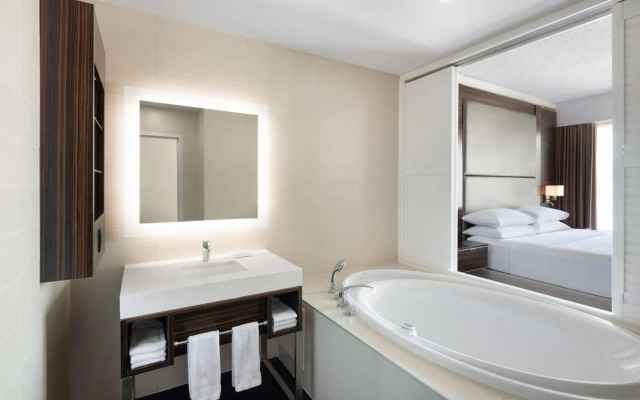 Delta Hotels by Marriott Edmonton Centre Suites