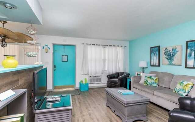 Mid Mari - Gorgeous Nautical Condo Near Beach, Shops & Restaurants- Condo 105