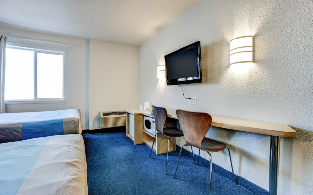 Motel 6 Grande Prairie, AB