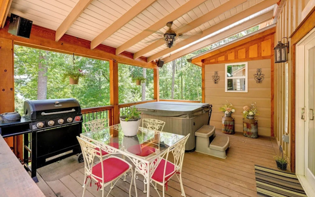 Near Main Street w/ Hot Tub: Retreat in Hiawassee!