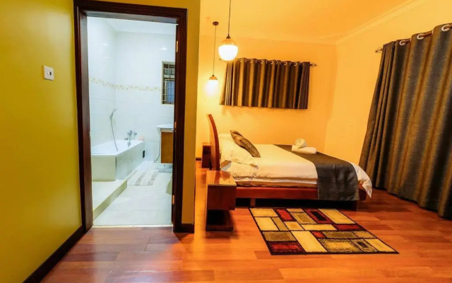 JULZ Place 3 bedroom Apartment with a lake view