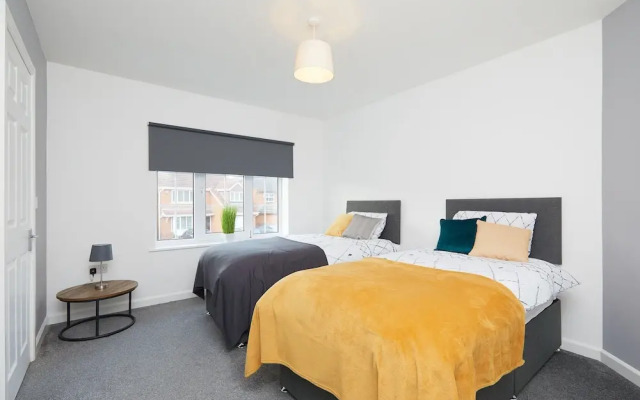 2 Bed Derby House- Parking - Rolls Royce