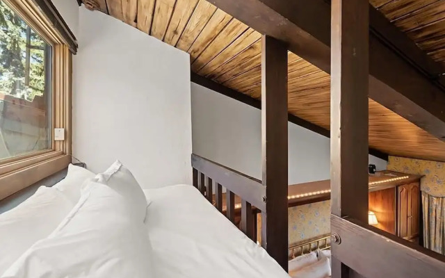 3 BR Penthouse w Hot-tub -mountain Views