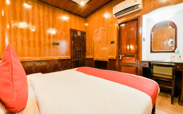 OYO 13525 HouseBoat My Trip Deluxe 3 BHK Private