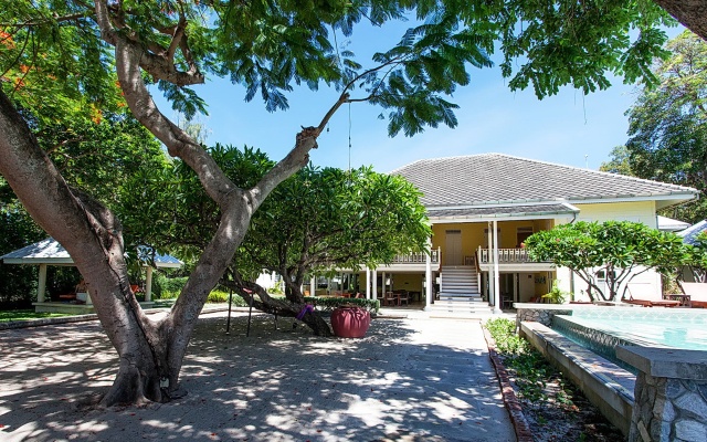 Baan Bayan Beachfront Hotel